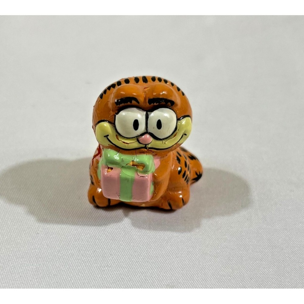 Vintage 1981 Garfield Ceramic Figurine Holding Birthday Present Enesco Korea
